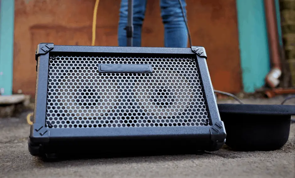 Photo shows readers a regular guitar amp which can be powered by batteries