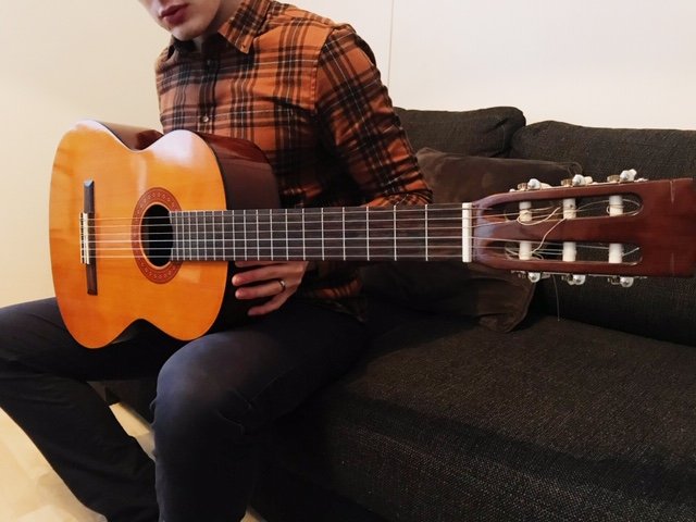 Owner of the Guitaristnextdoor.com with his first acoustic/classical guitar Yamaha C40