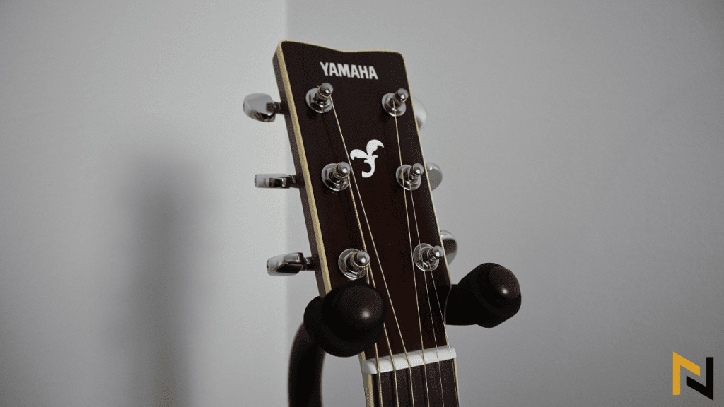 displays Yamaha FG830 Headstock