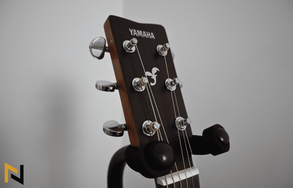 displays Yamaha FG800M Headstock