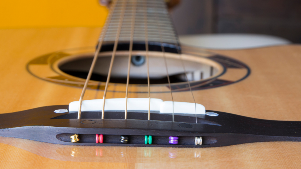 displays a Pinnless acoustic guitar bridge