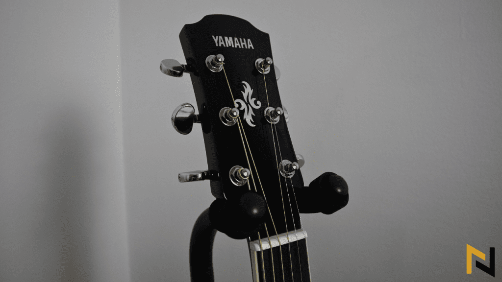 displays Yamaha APX-600 Headstock